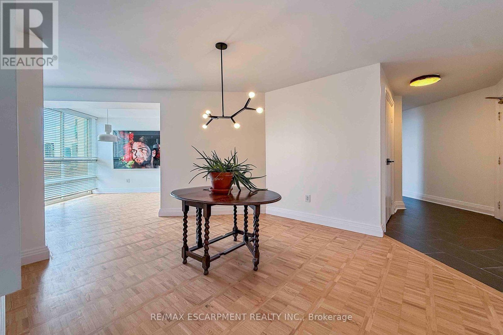 2804 - 3650 Kaneff Crescent Property Photo 5