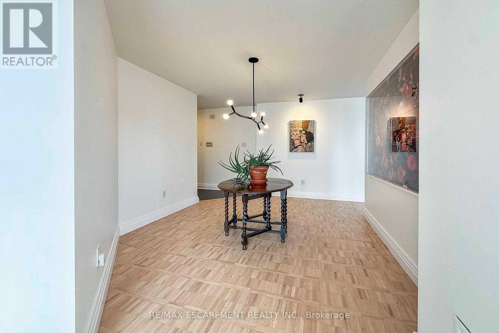 2804 - 3650 Kaneff Crescent Property Photo 6