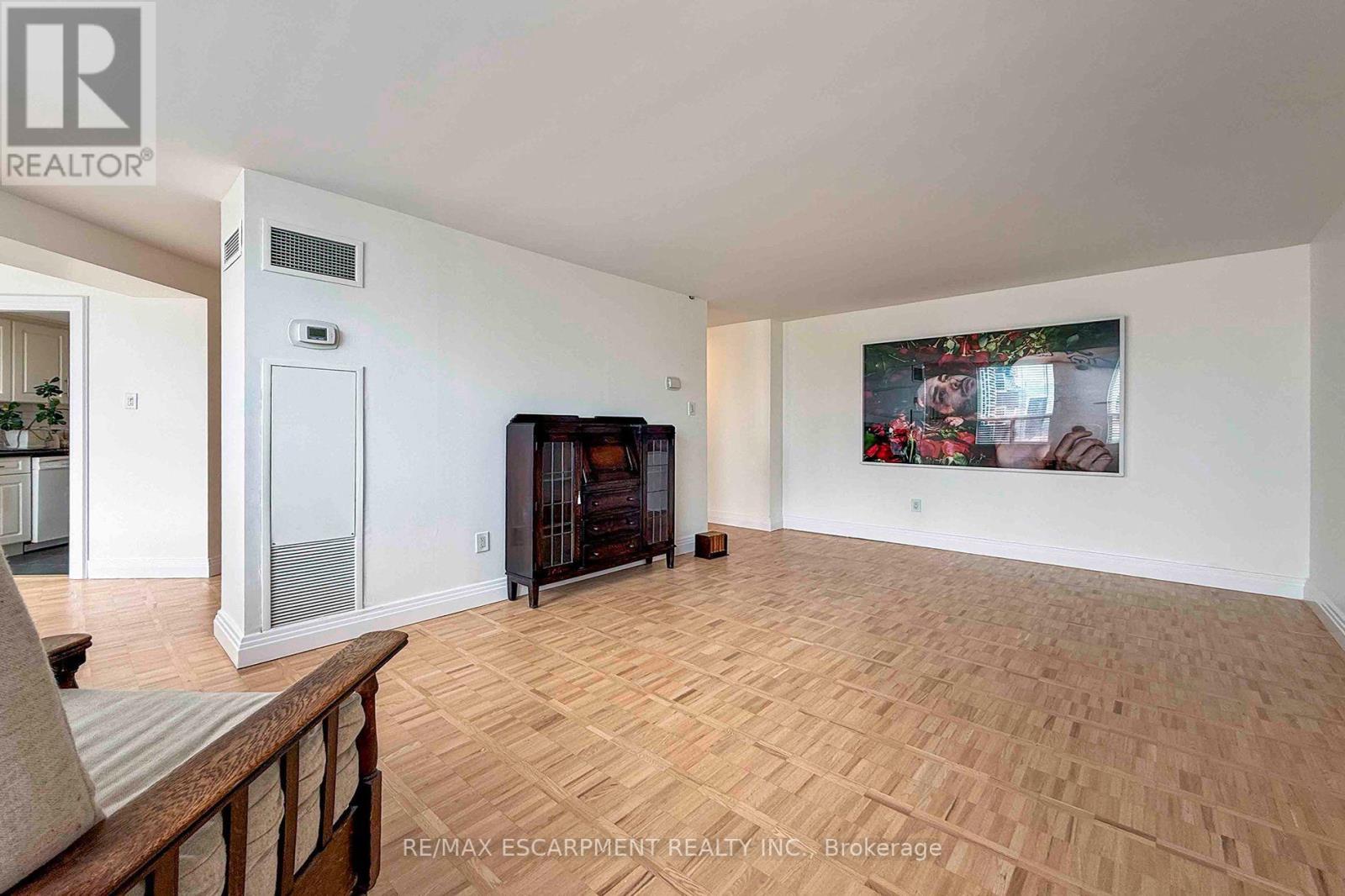 2804 - 3650 Kaneff Crescent Property Photo 8