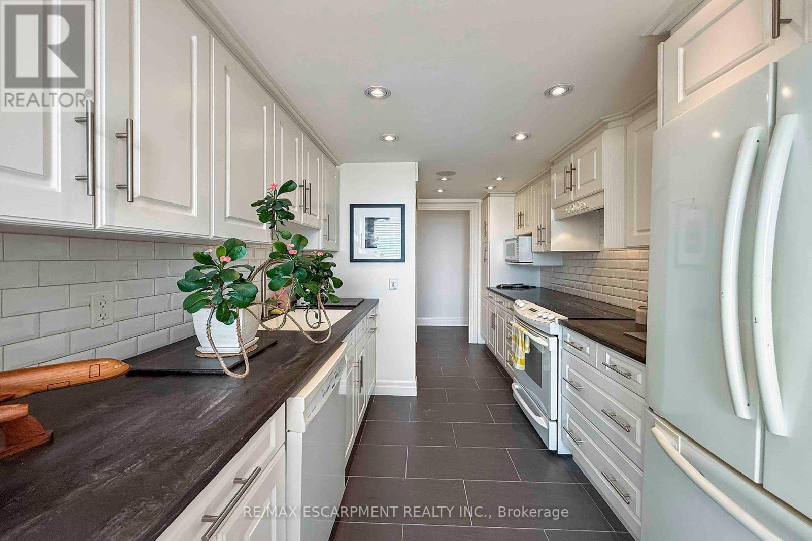 2804 - 3650 Kaneff Crescent Property Photo 12