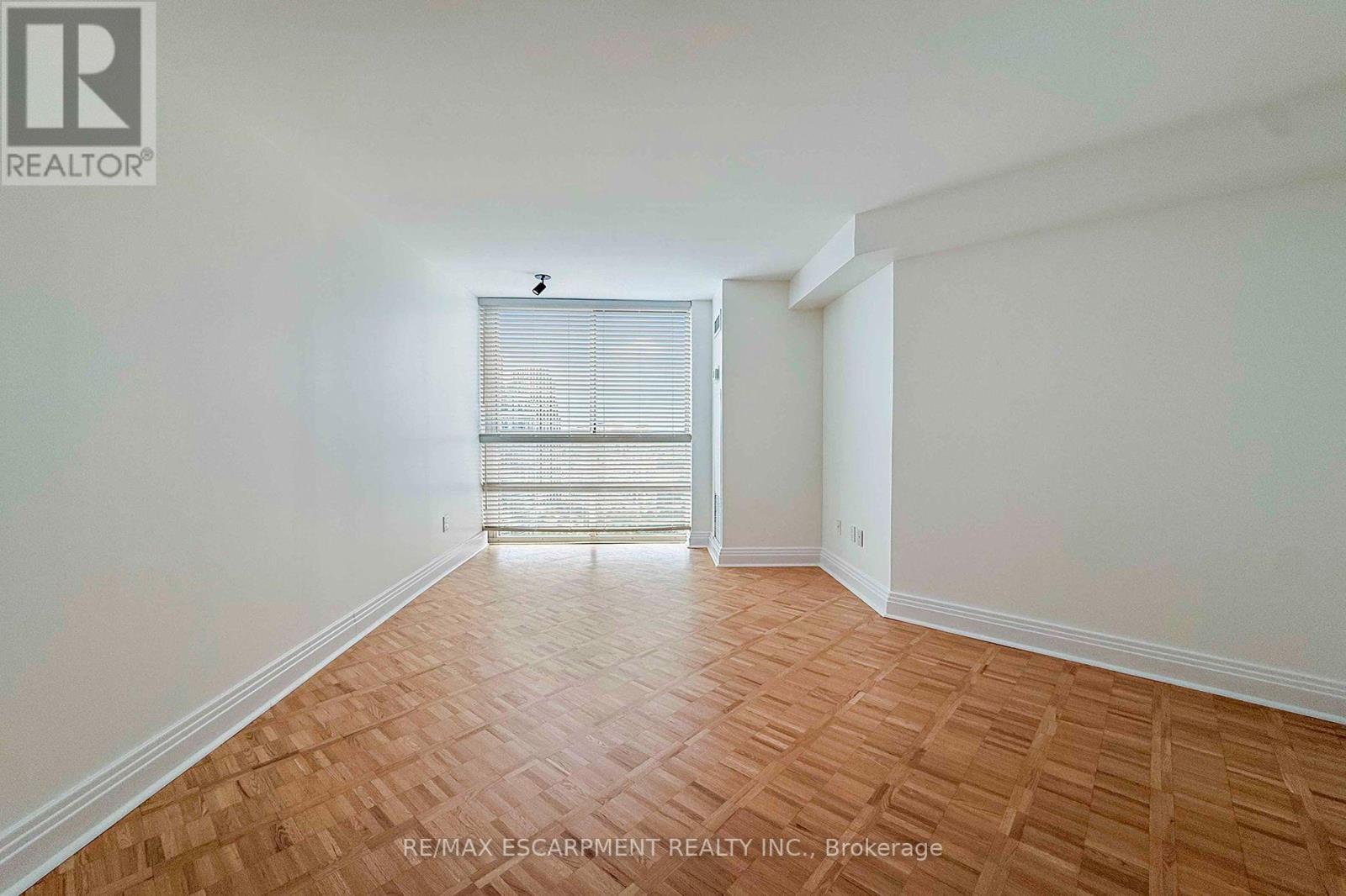 2804 - 3650 Kaneff Crescent Property Photo 16