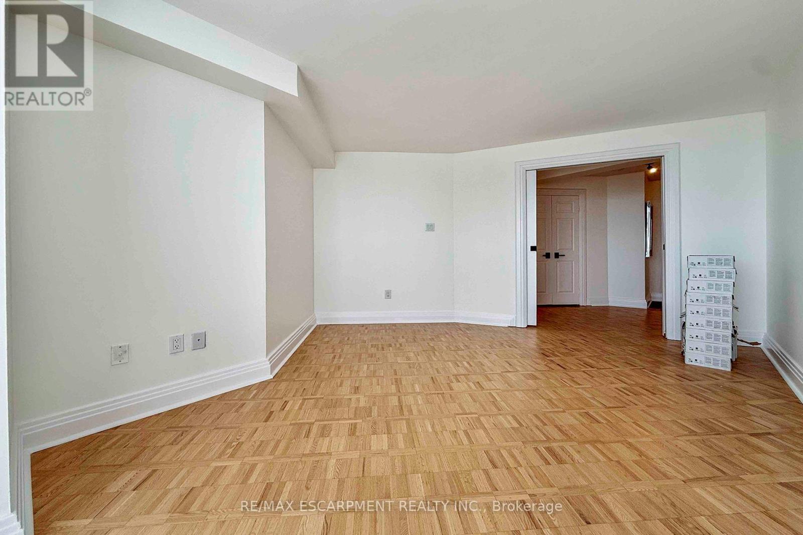 2804 - 3650 Kaneff Crescent Property Photo 18