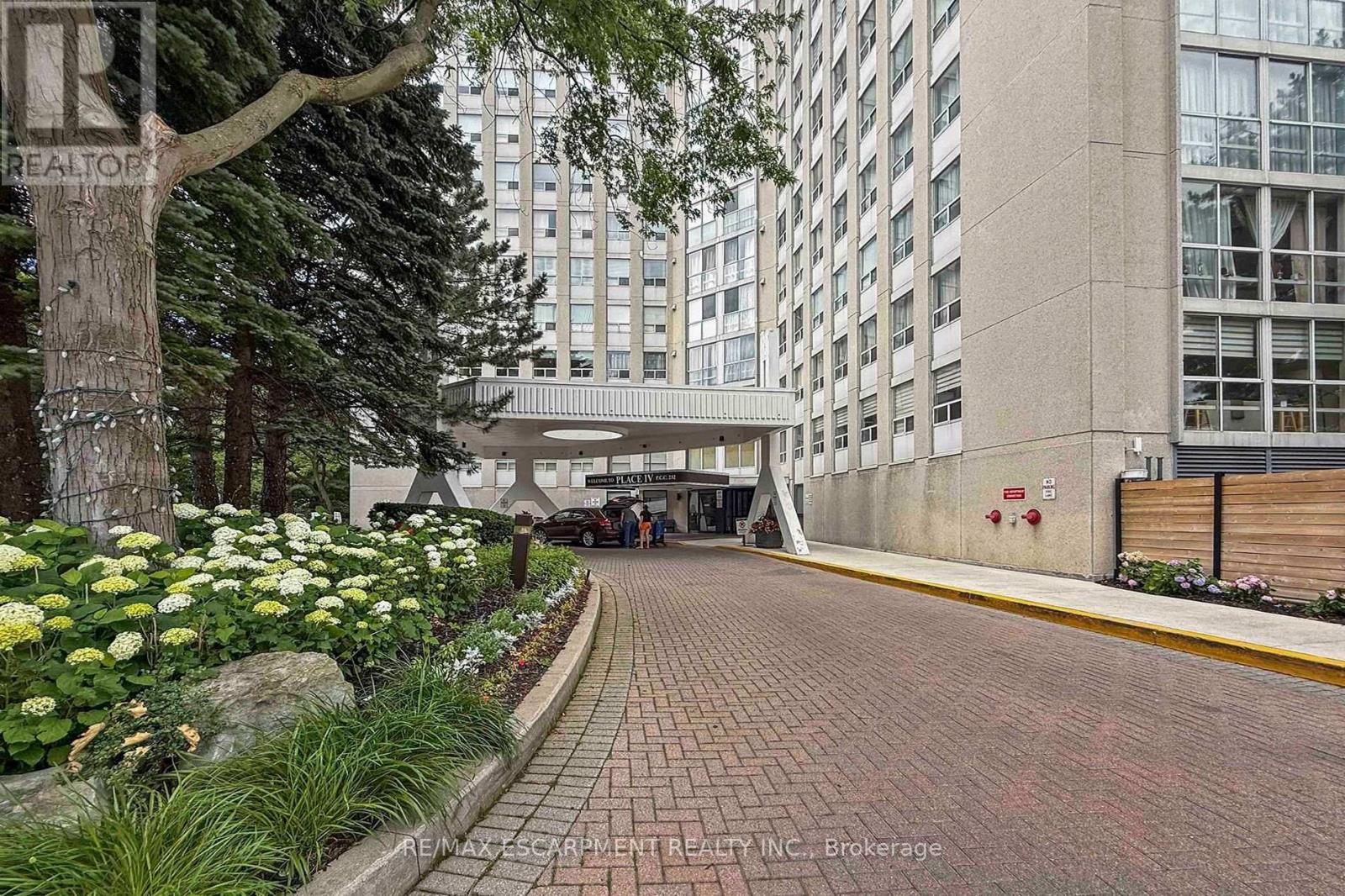 2804 - 3650 Kaneff Crescent Property Photo 27