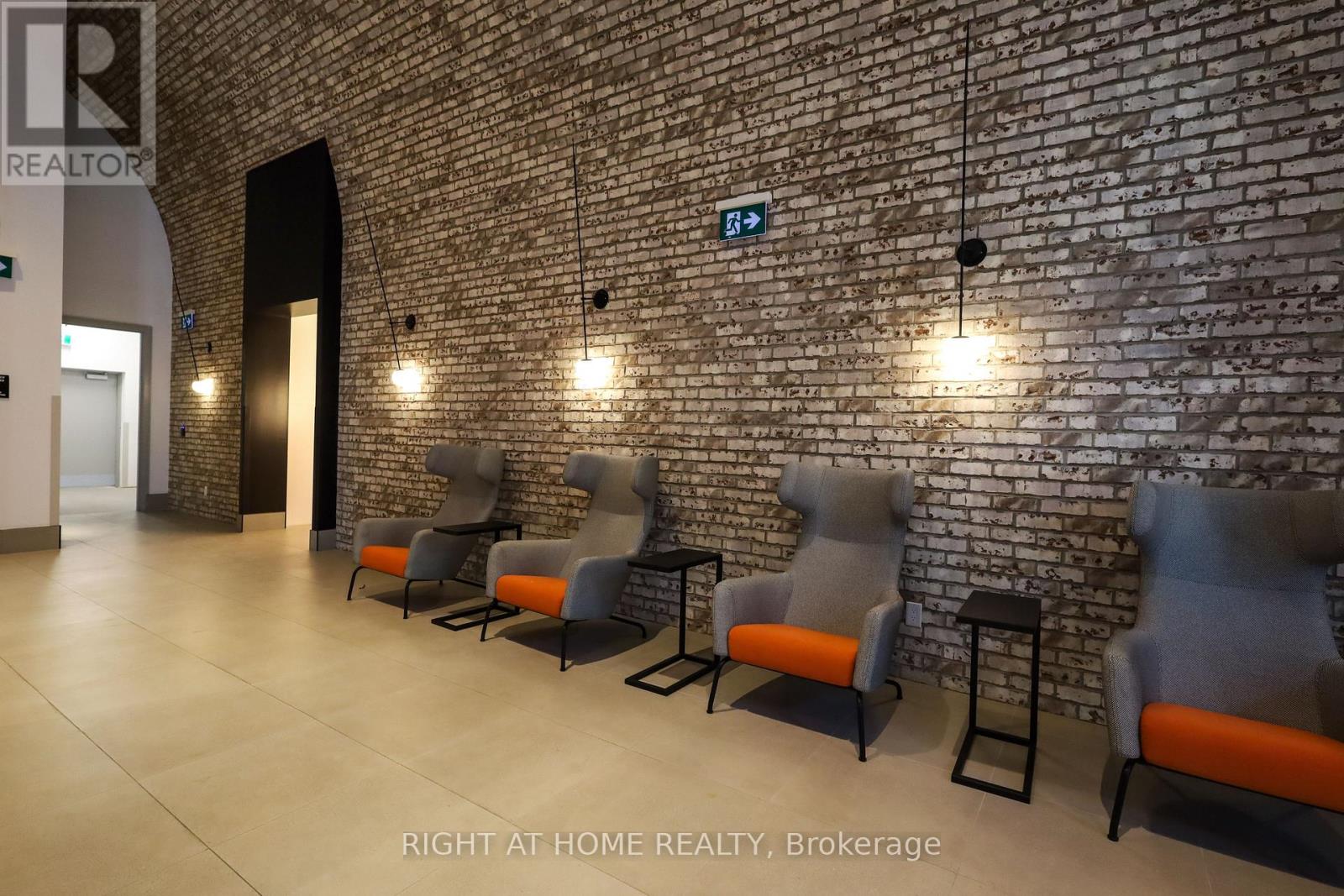 525 - 285 Dufferin Street Property Photo 4