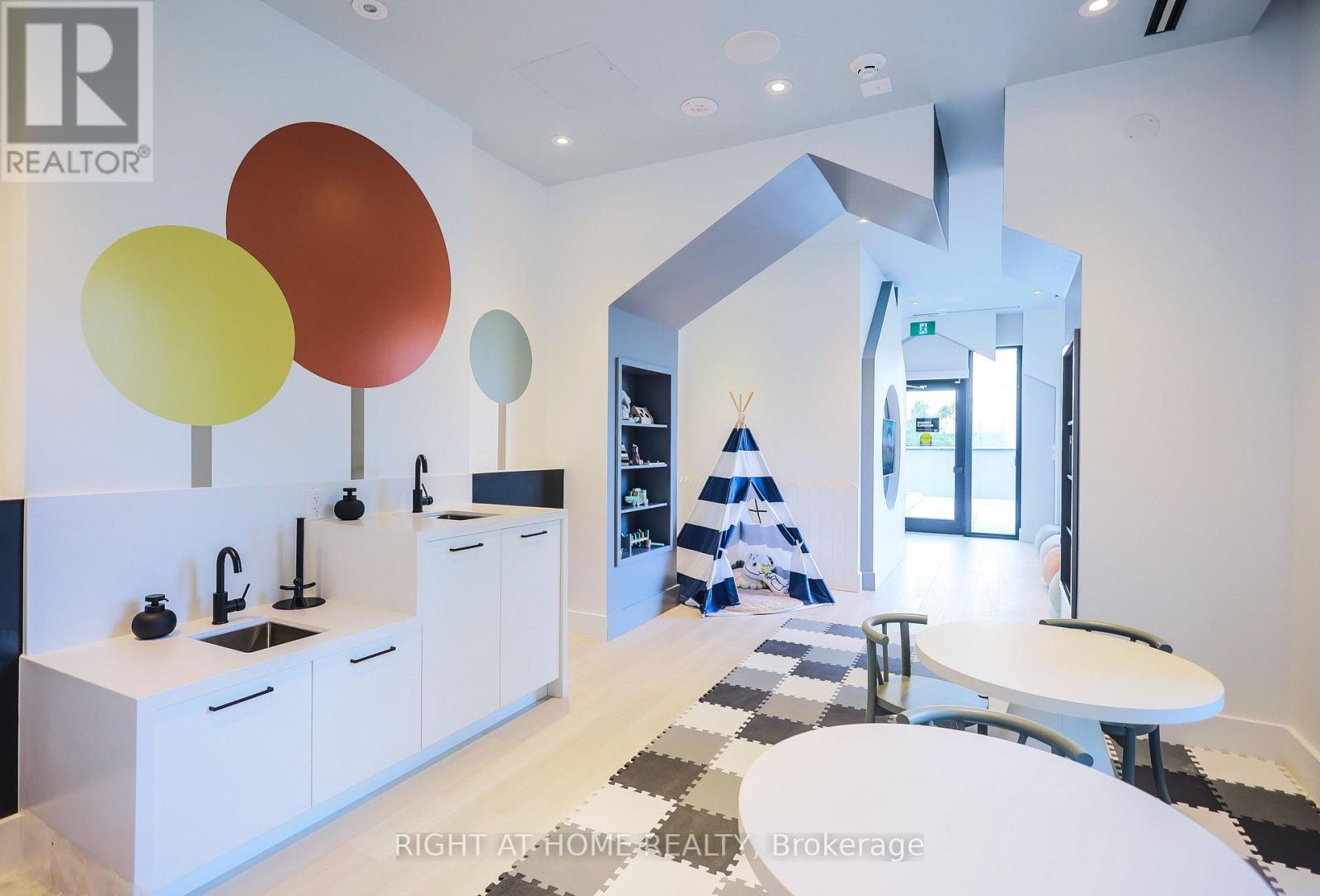 525 - 285 Dufferin Street Property Photo 28