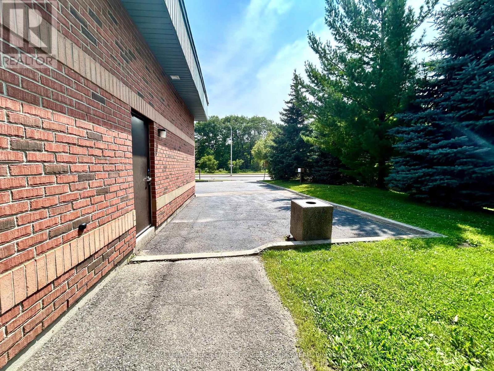 2 - 575 River Glen Boulevard Property Photo 14