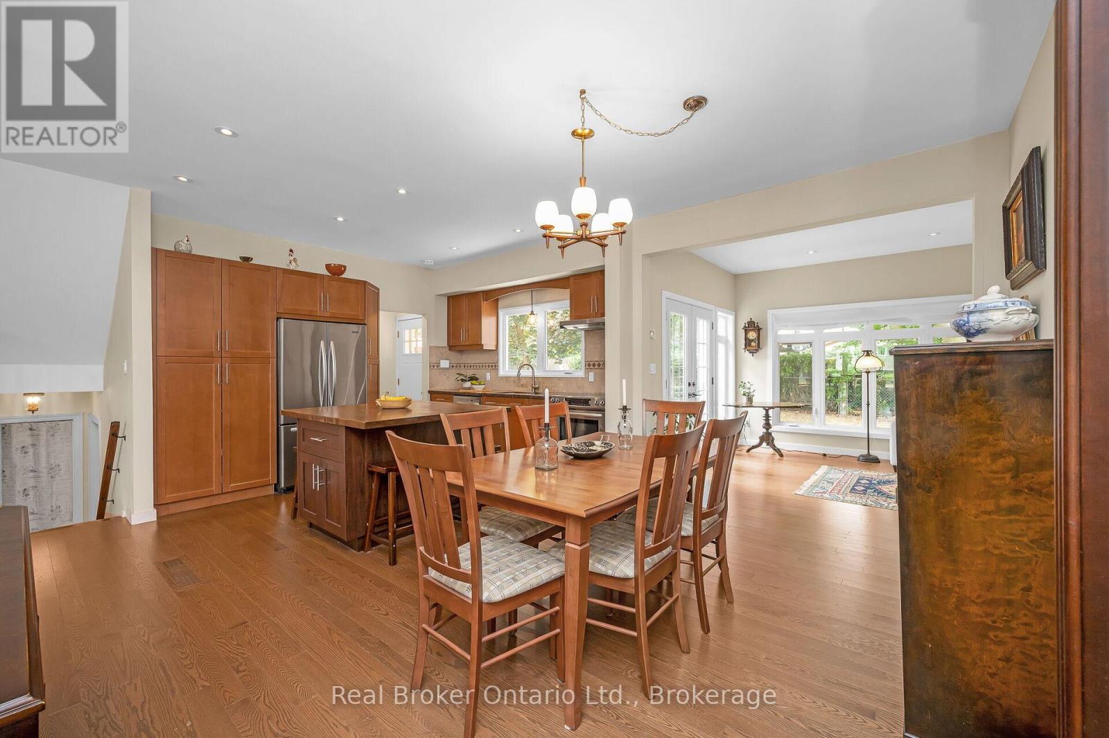 285 Surrey Drive Property Photo 9