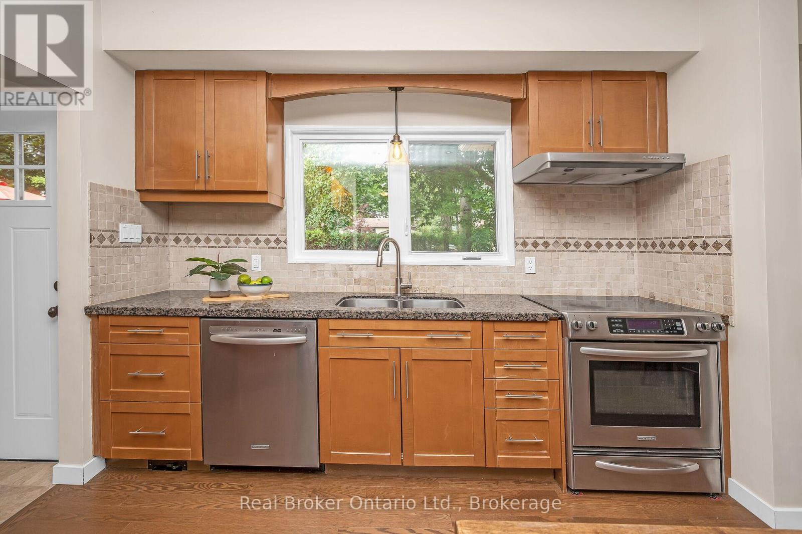 285 Surrey Drive Property Photo 13