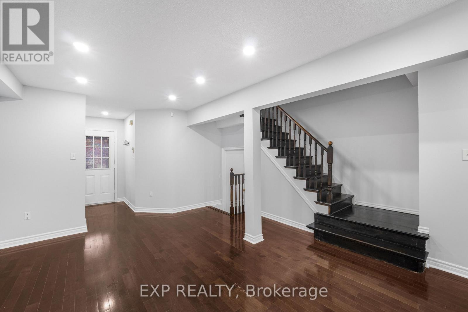 128 Olympia Crescent Property Photo 2