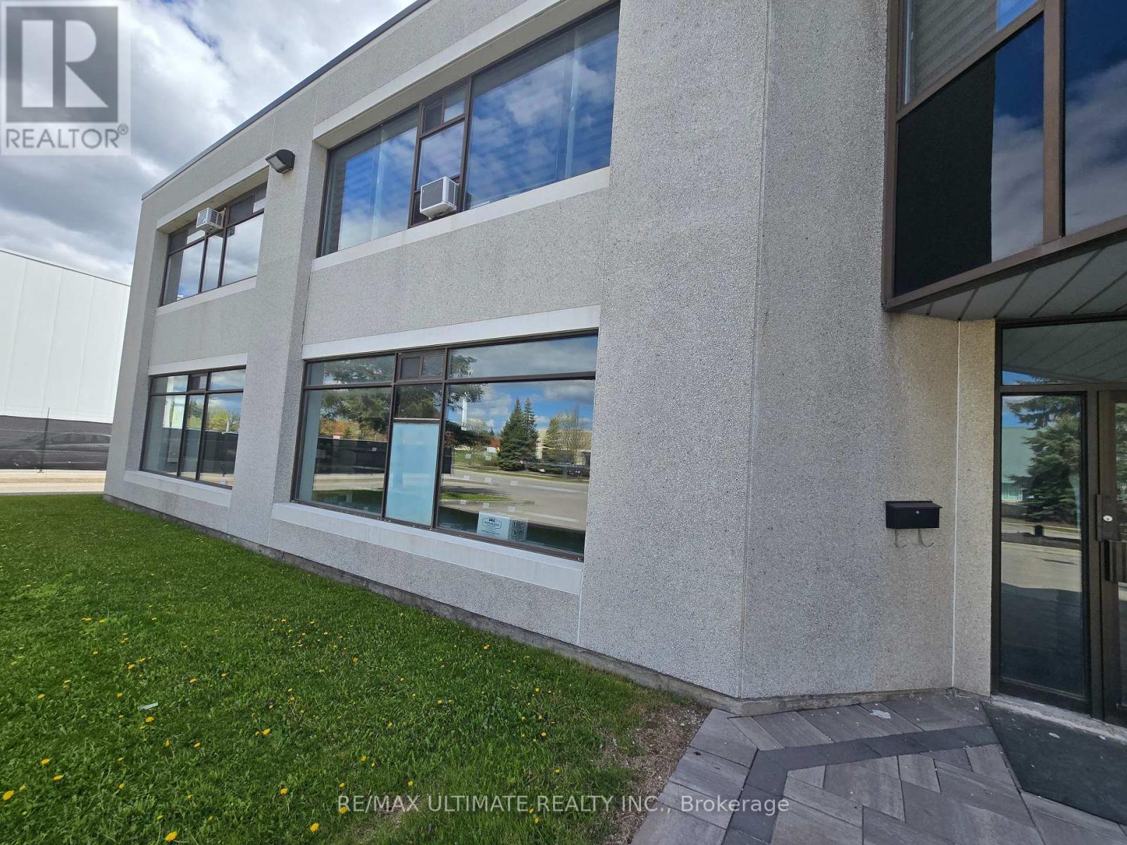 A - 386 Deerhurst Drive Property Photo 4