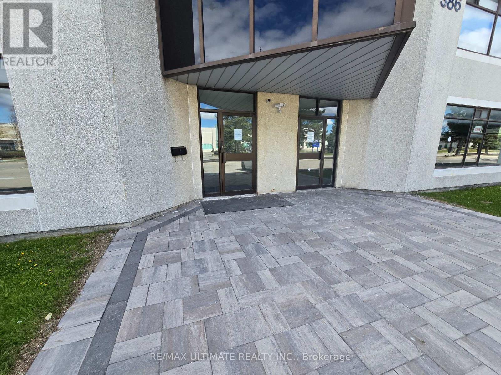 A - 386 Deerhurst Drive Property Photo 5