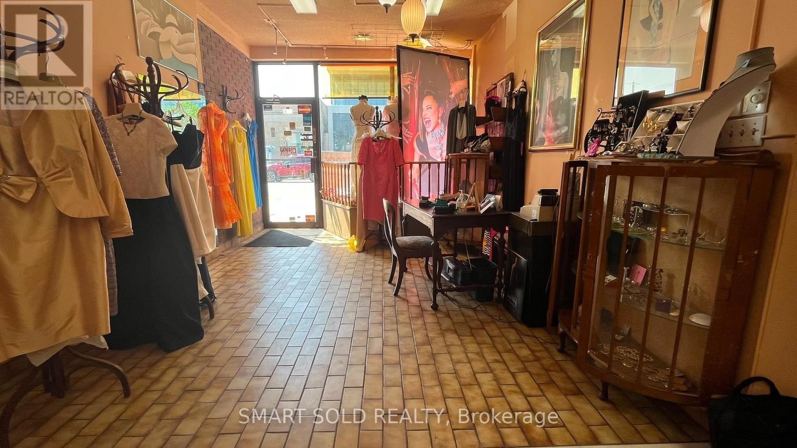 Main Flr + Bsmt - 1592 Eglinton Avenue W Property Photo 5
