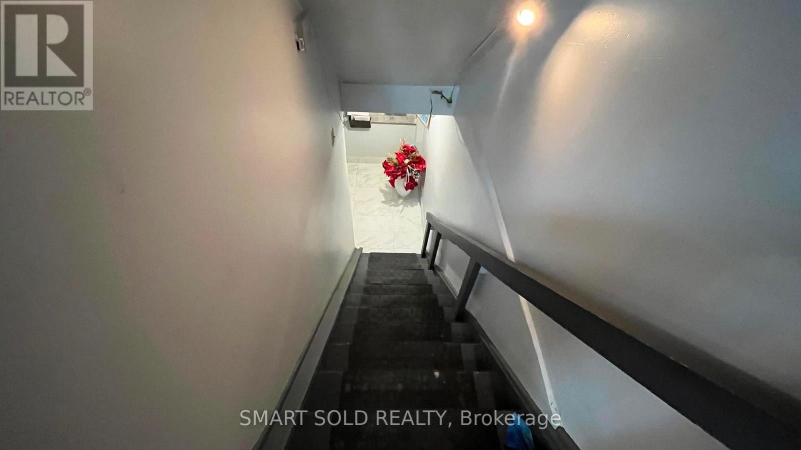 Main Flr + Bsmt - 1592 Eglinton Avenue W Property Photo 8