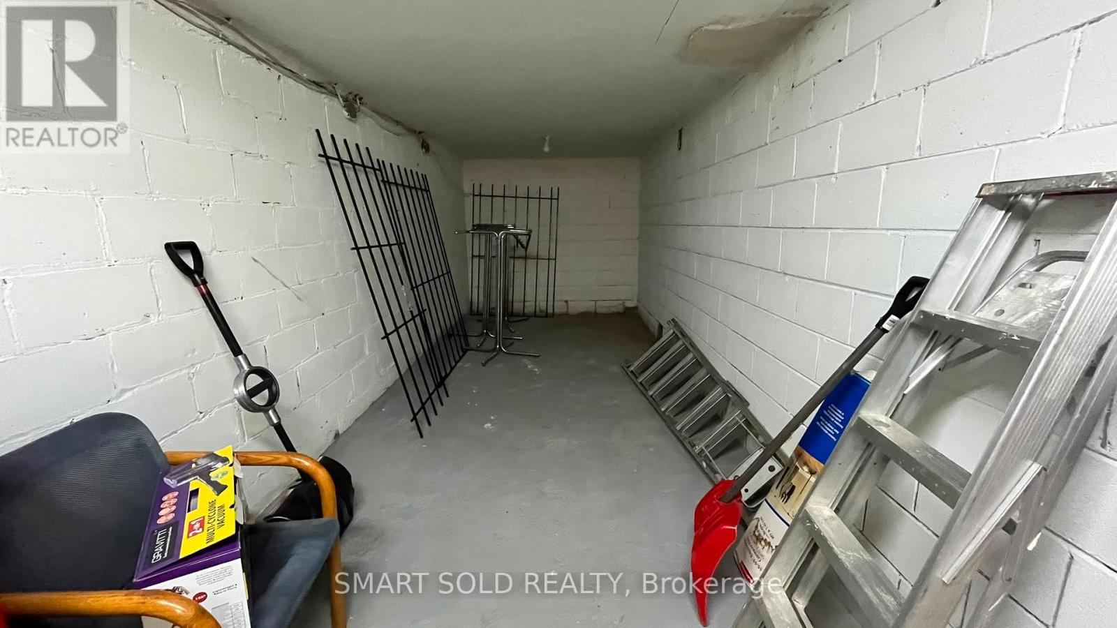 Main Flr + Bsmt - 1592 Eglinton Avenue W Property Photo 10