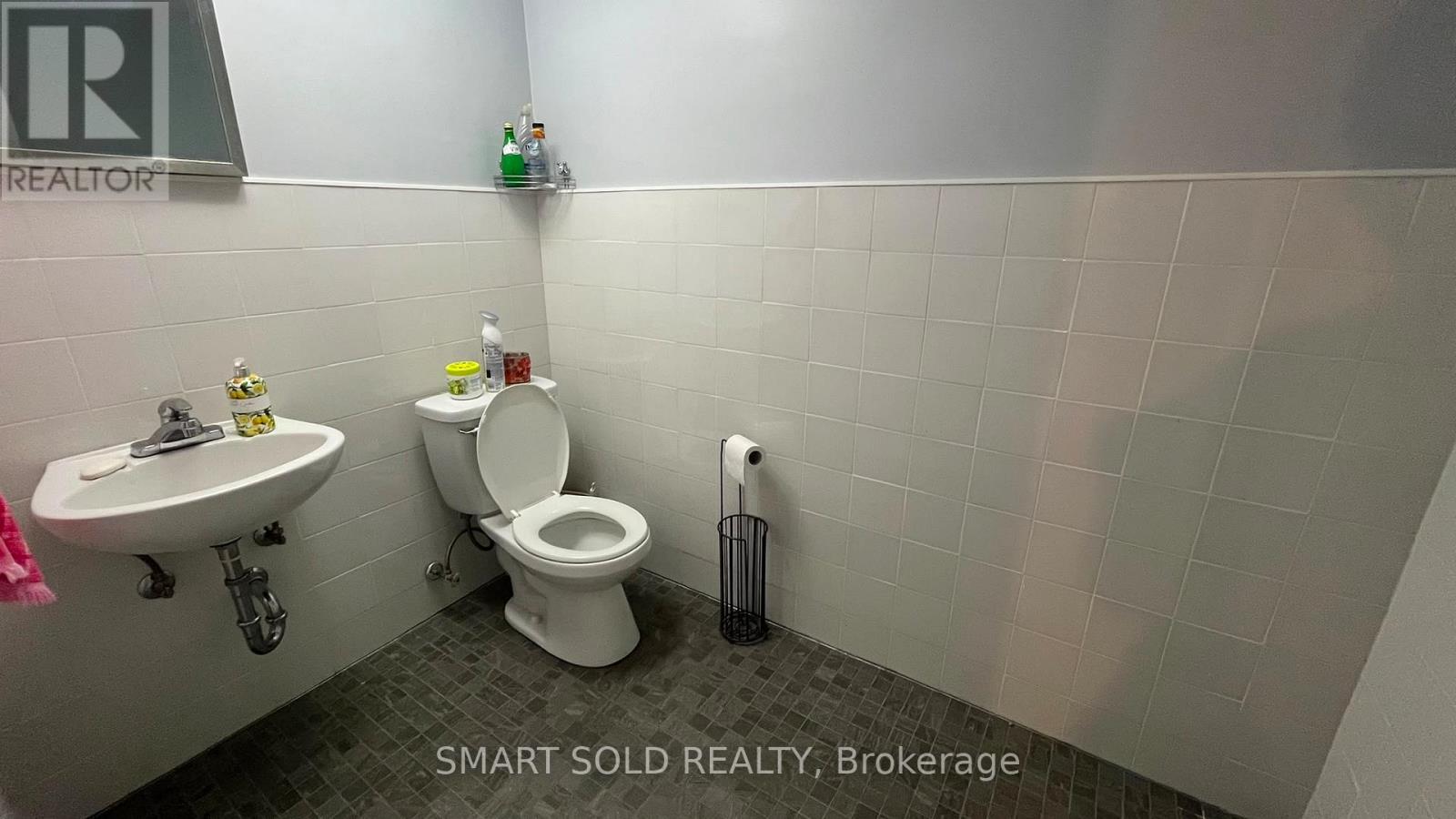 Main Flr + Bsmt - 1592 Eglinton Avenue W Property Photo 12