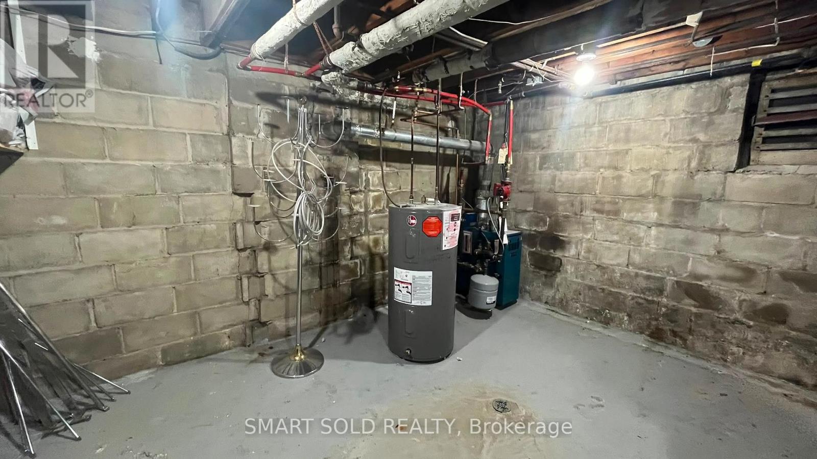 Main Flr + Bsmt - 1592 Eglinton Avenue W Property Photo 14