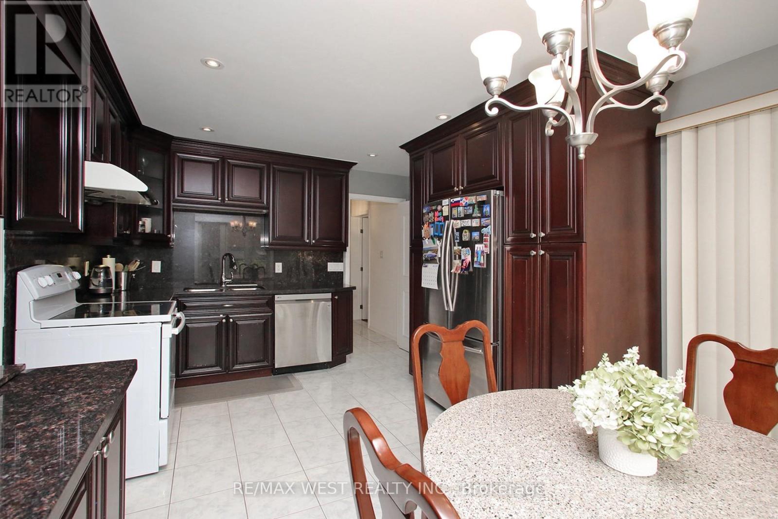 540 Louis Drive Property Photo 12