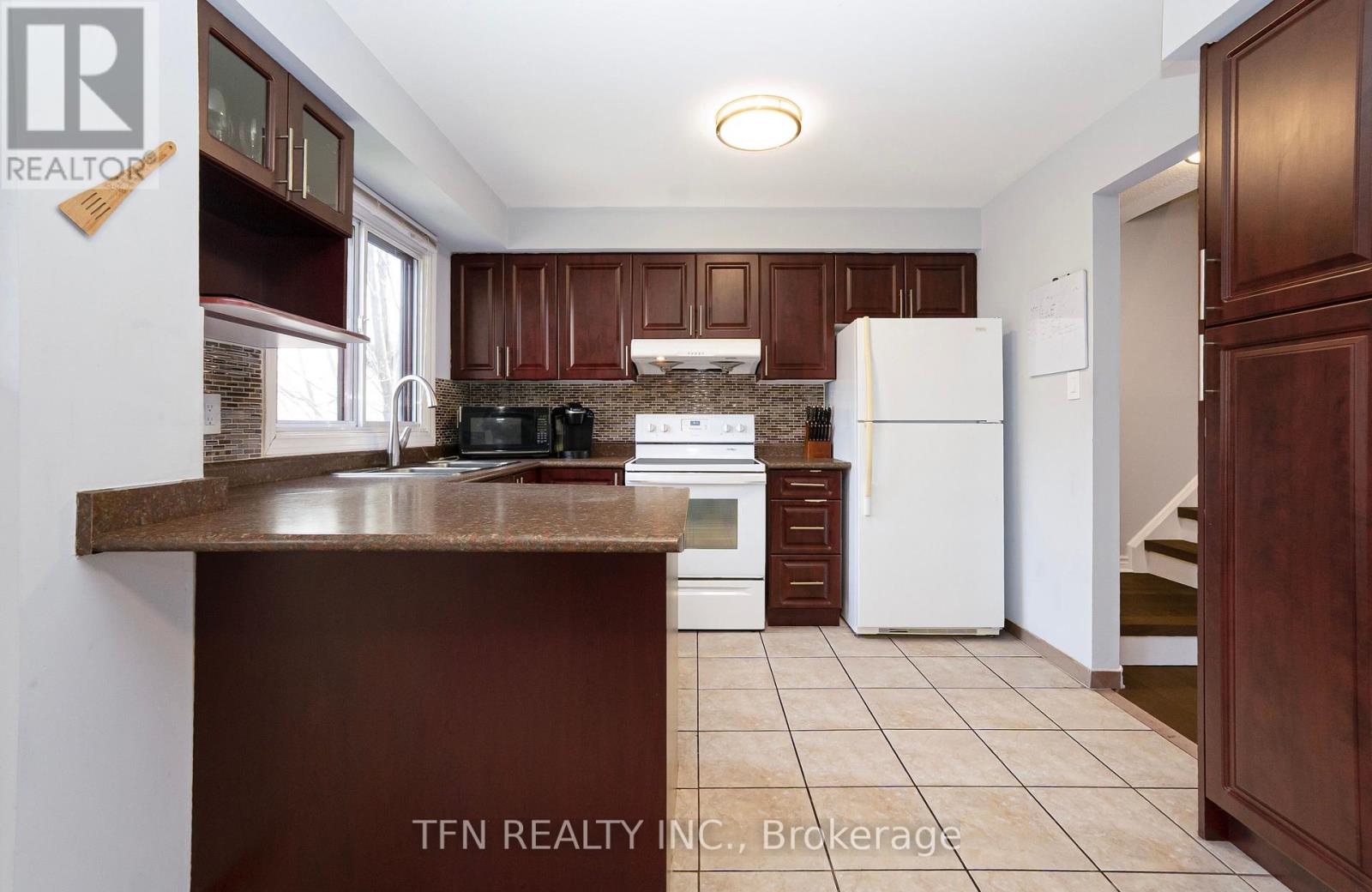 9 - 4165 Fieldgate Drive Property Photo 3