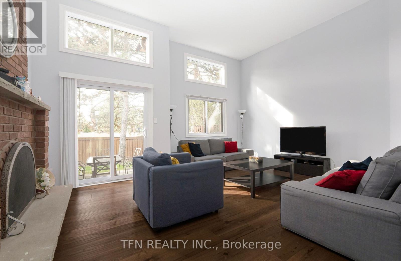 9 - 4165 Fieldgate Drive Property Photo 6