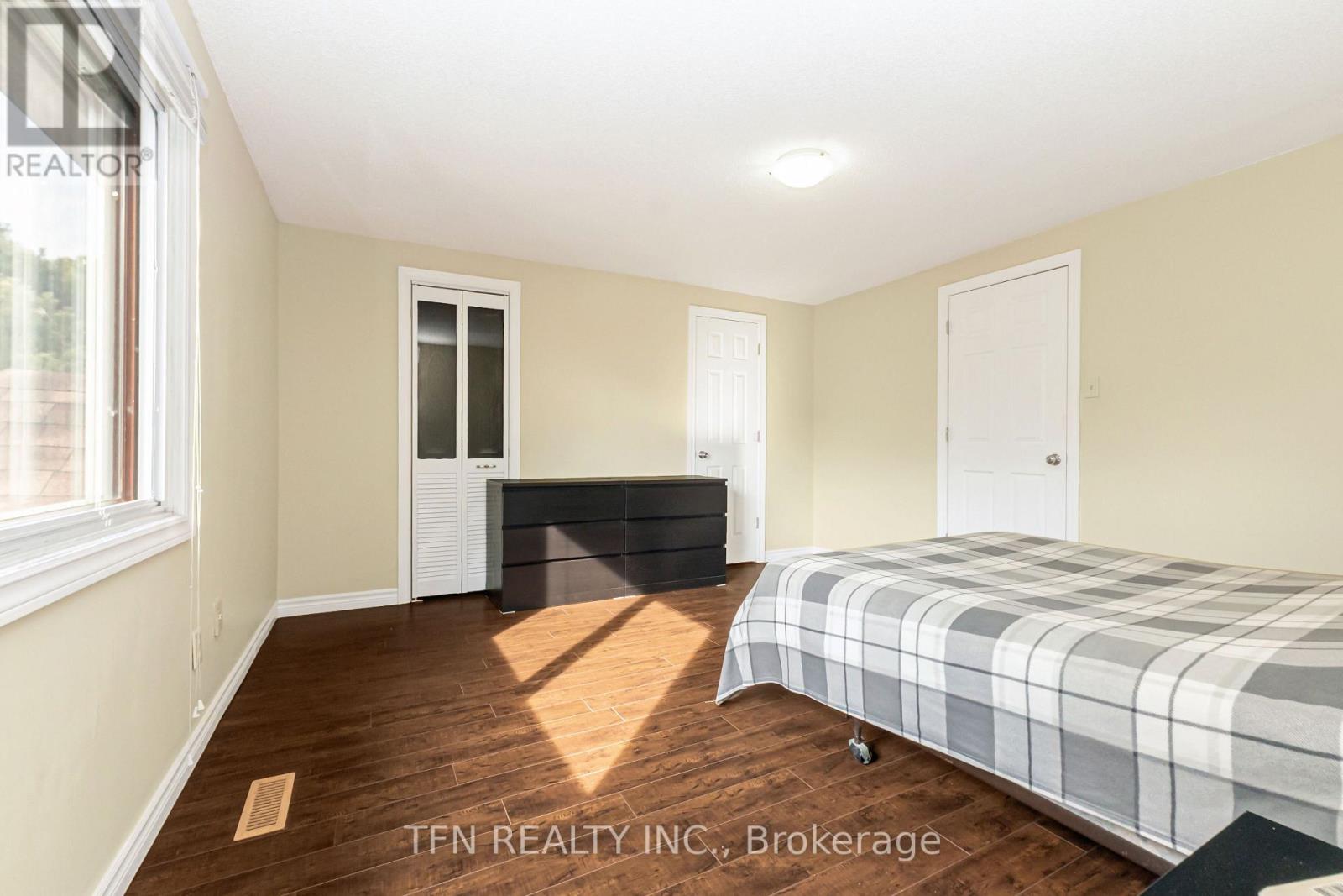 9 - 4165 Fieldgate Drive Property Photo 16