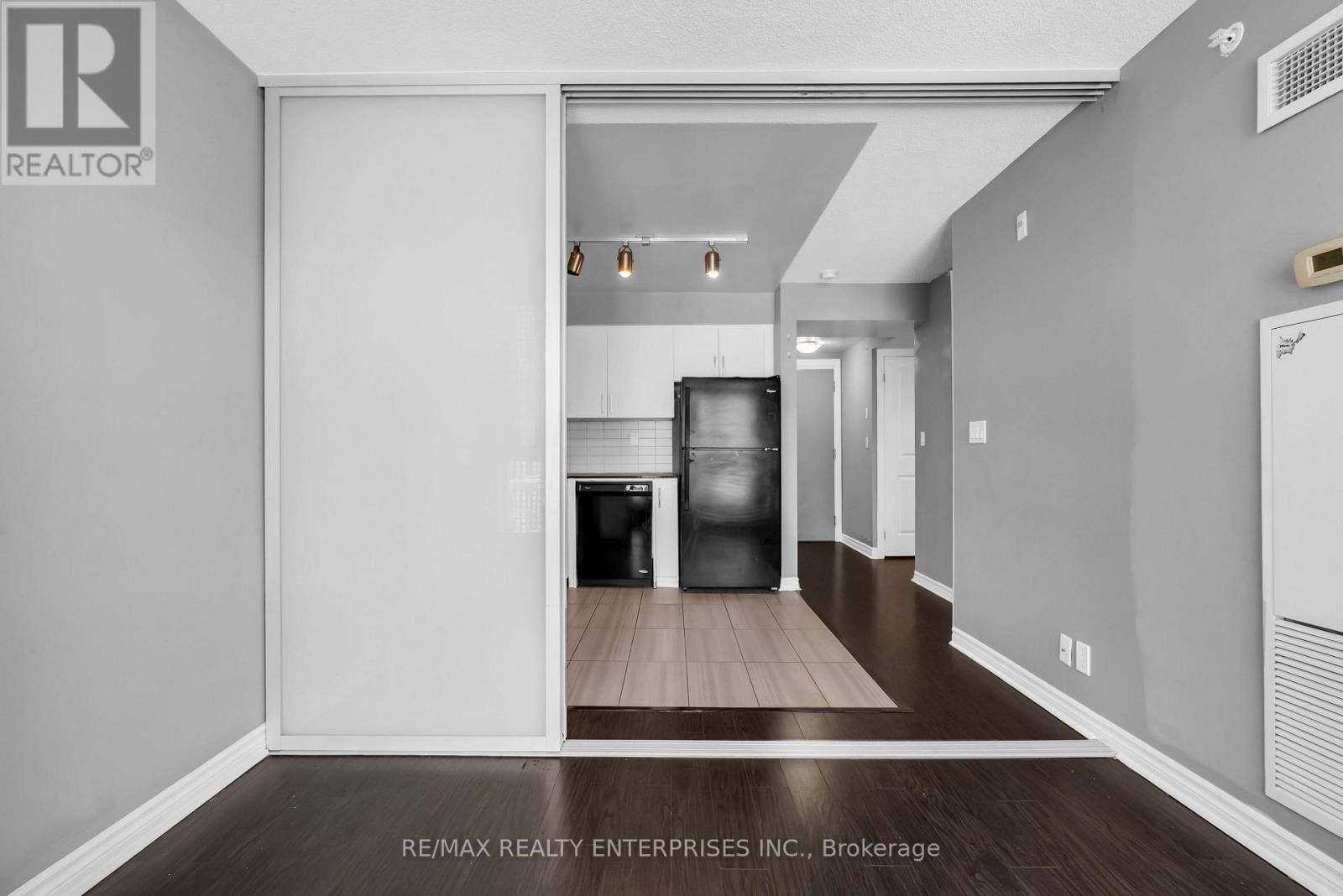 522 - 80 Esther Lorrie Drive Property Photo 6