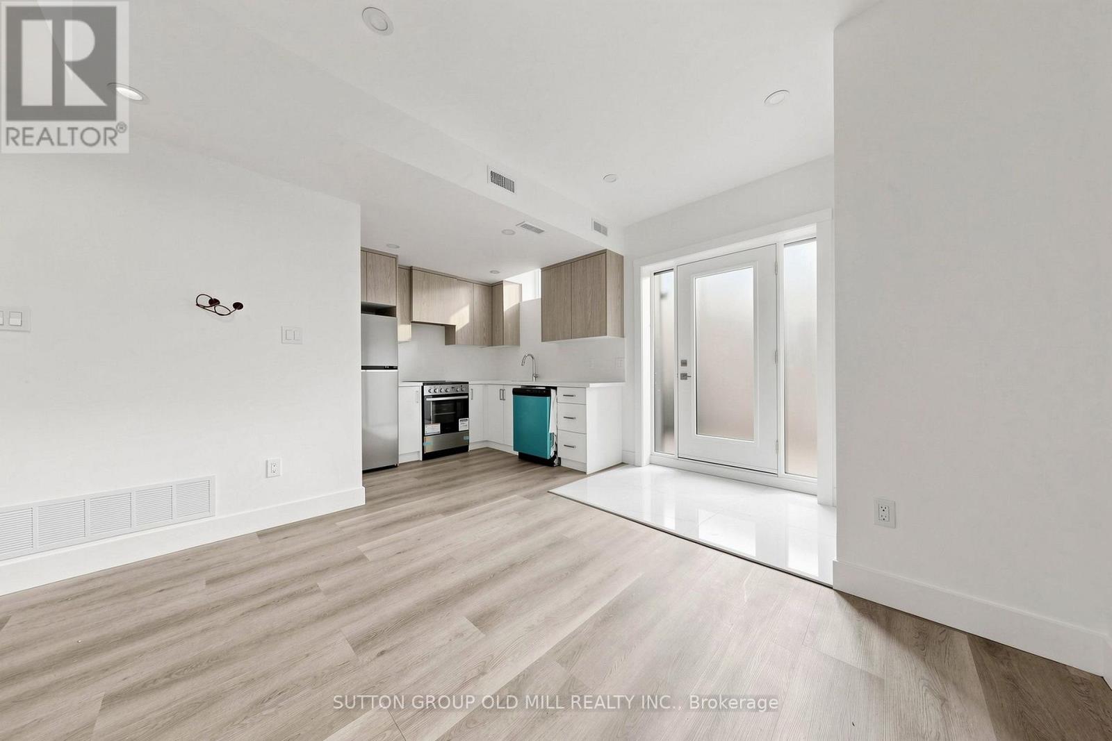 1 - 1925 Lawrence Avenue W Property Photo 17