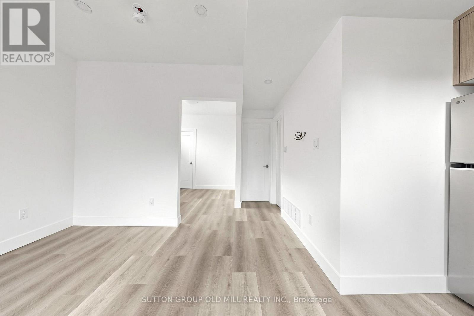 1 - 1925 Lawrence Avenue W Property Photo 20