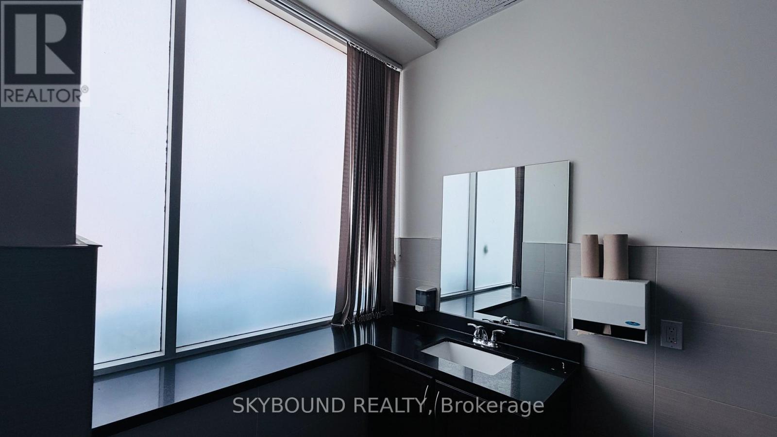 2 - 2814 Lakeshore Boulevard W Property Photo 12