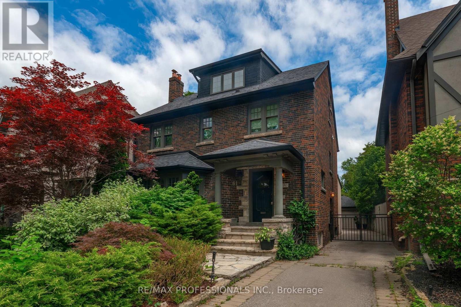 61 Grenview Boulevard N Property Photo 1