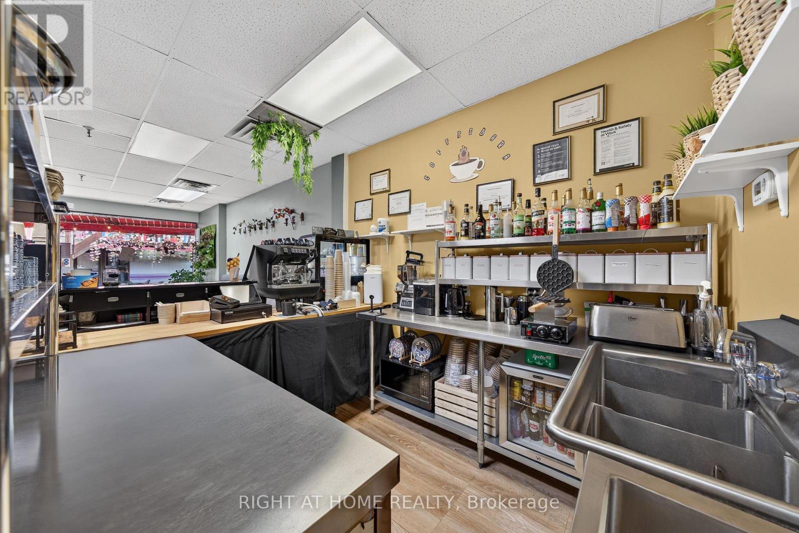 105 - 2323 Bloor Street W Property Photo 7