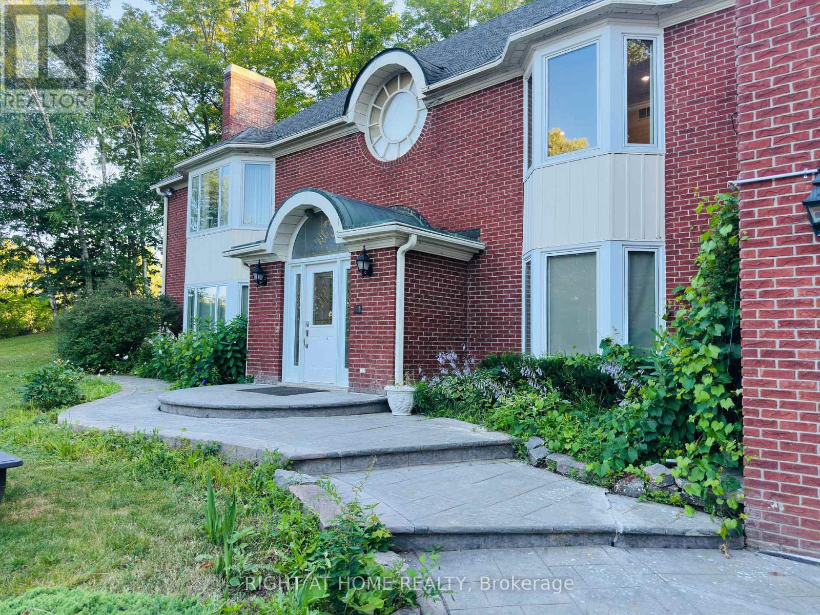 12 Keily Crescent E Property Photo 2