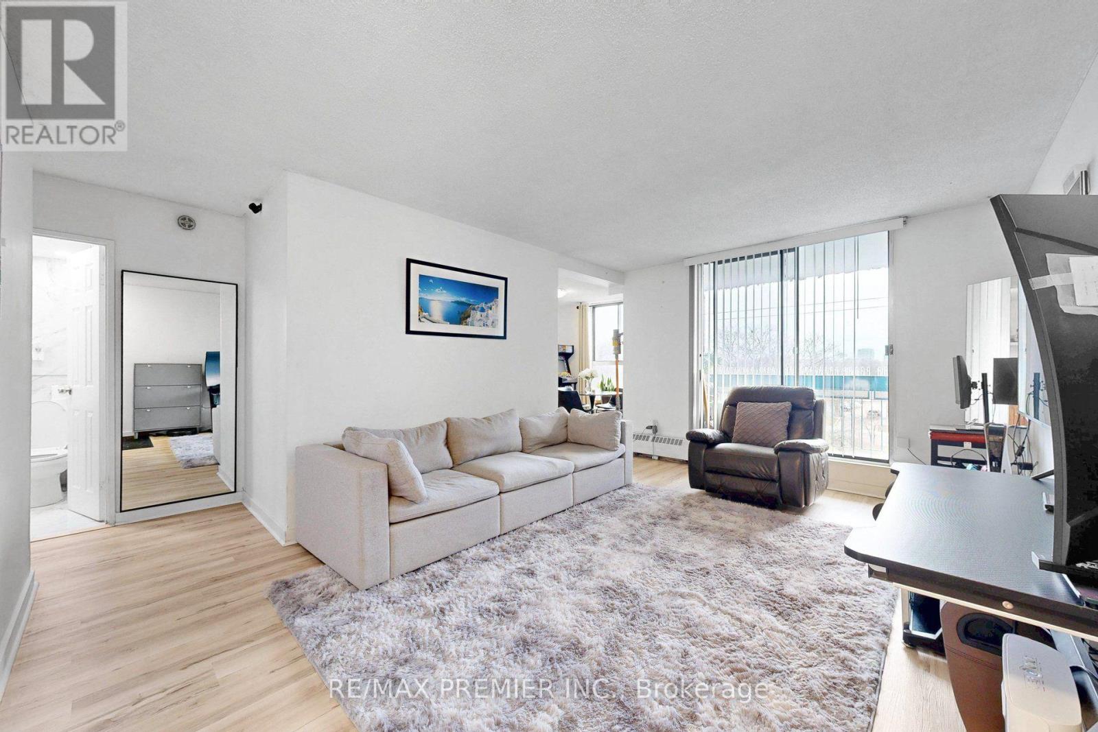 428 - 4645 Jane Street Property Photo 4