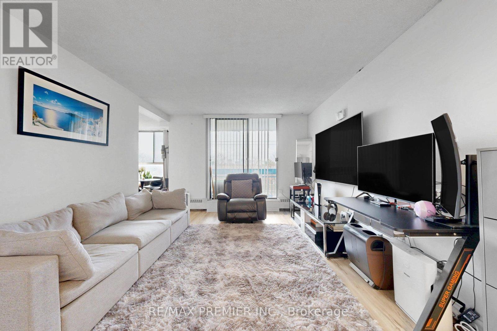 428 - 4645 Jane Street Property Photo 5