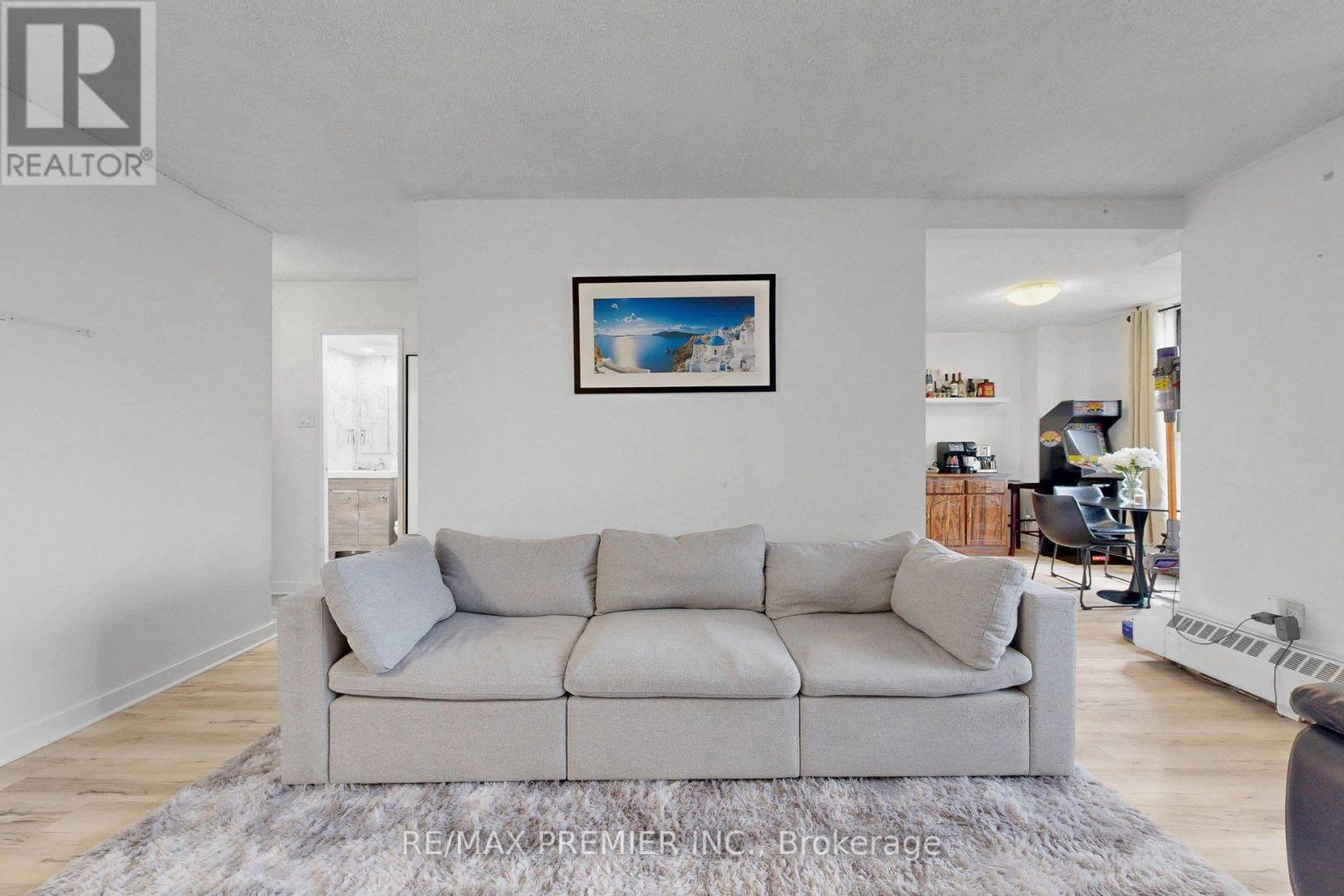 428 - 4645 Jane Street Property Photo 6
