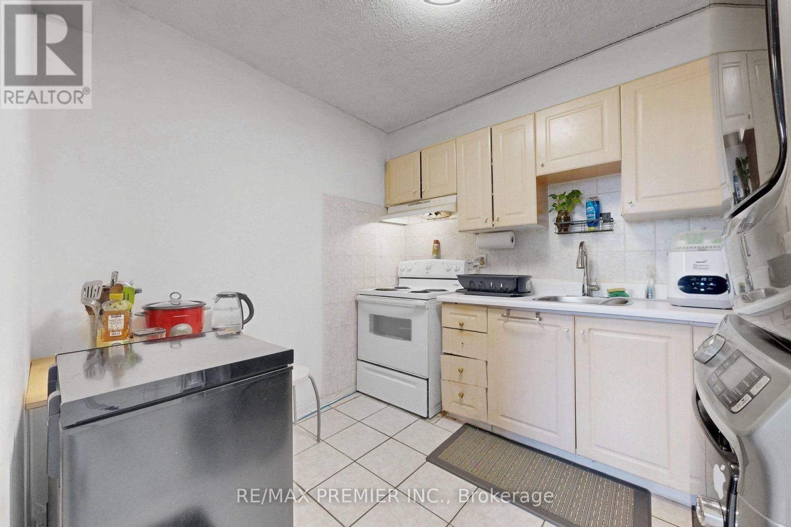 428 - 4645 Jane Street Property Photo 13