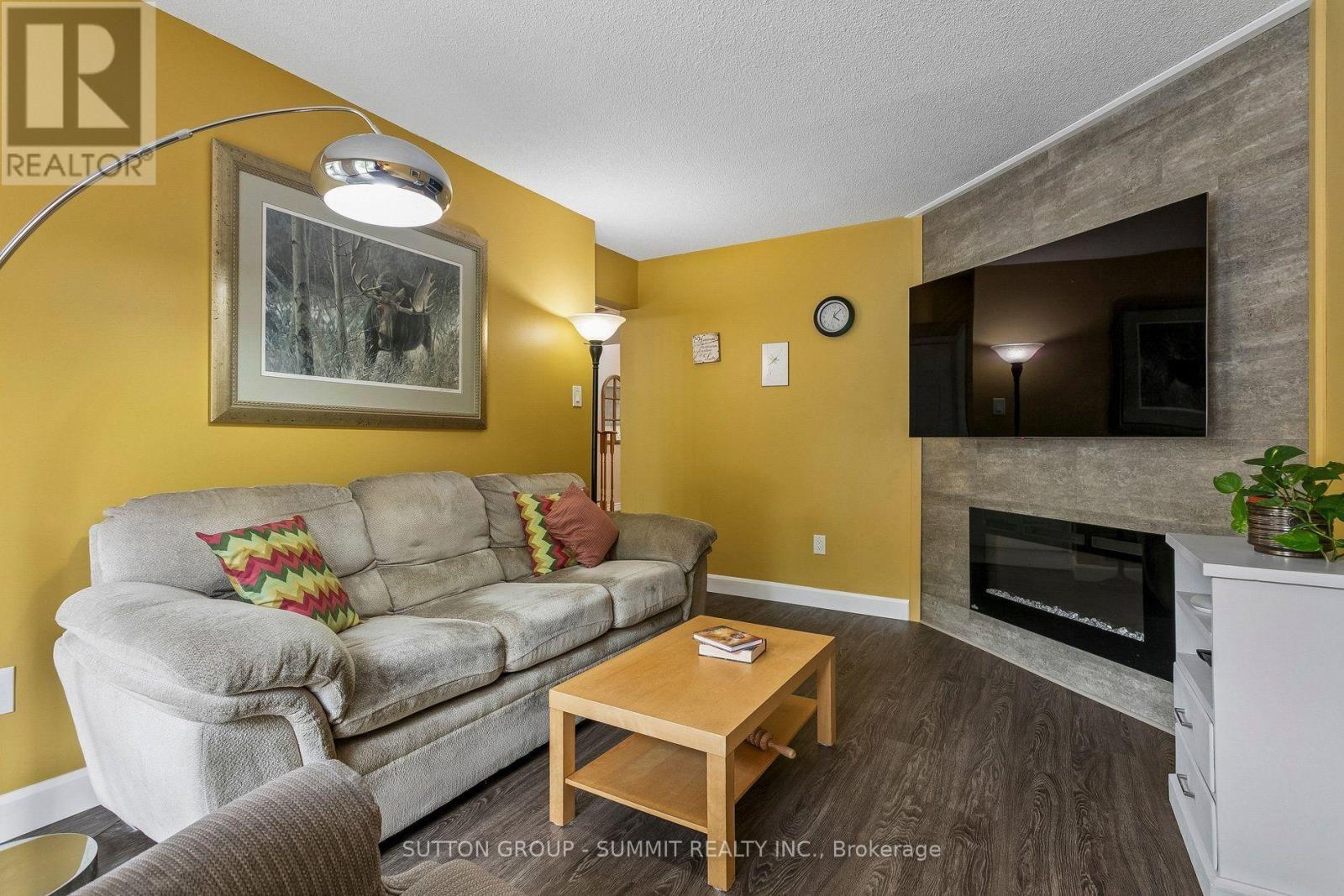3176 Dovetail Mews Property Photo 14
