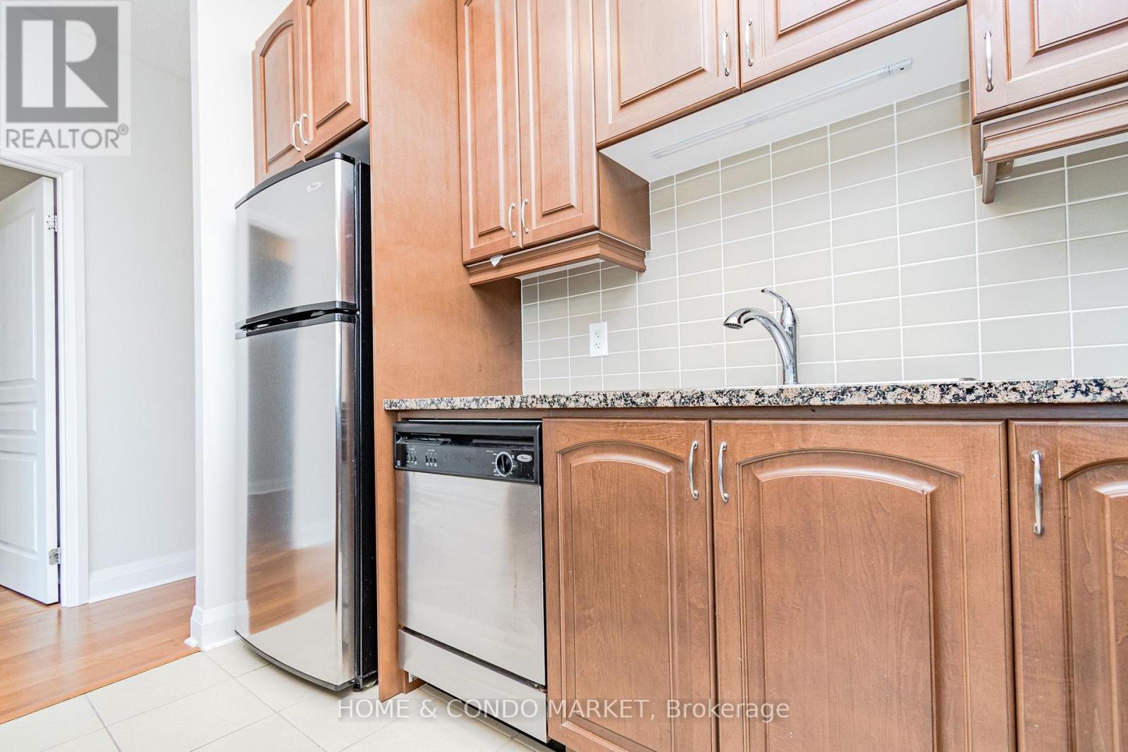 315 - 1 Hurontario Street Property Photo 9
