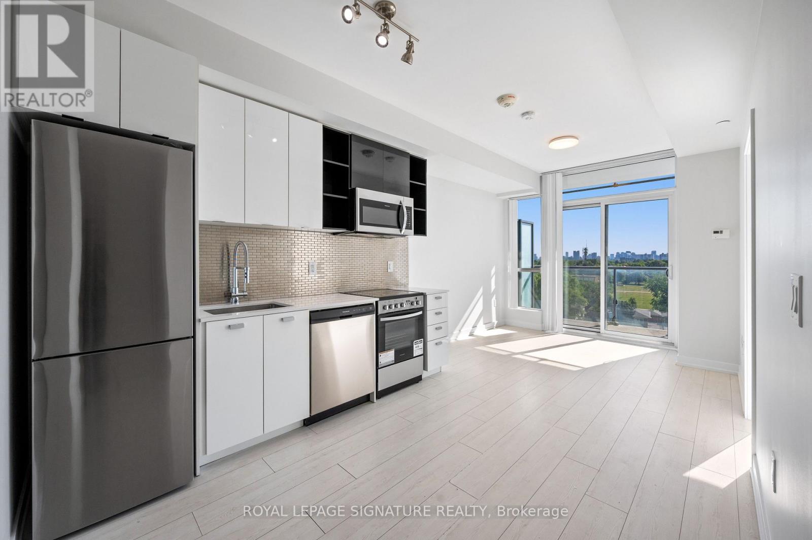 710 - 10 De Boers Drive Property Photo 6