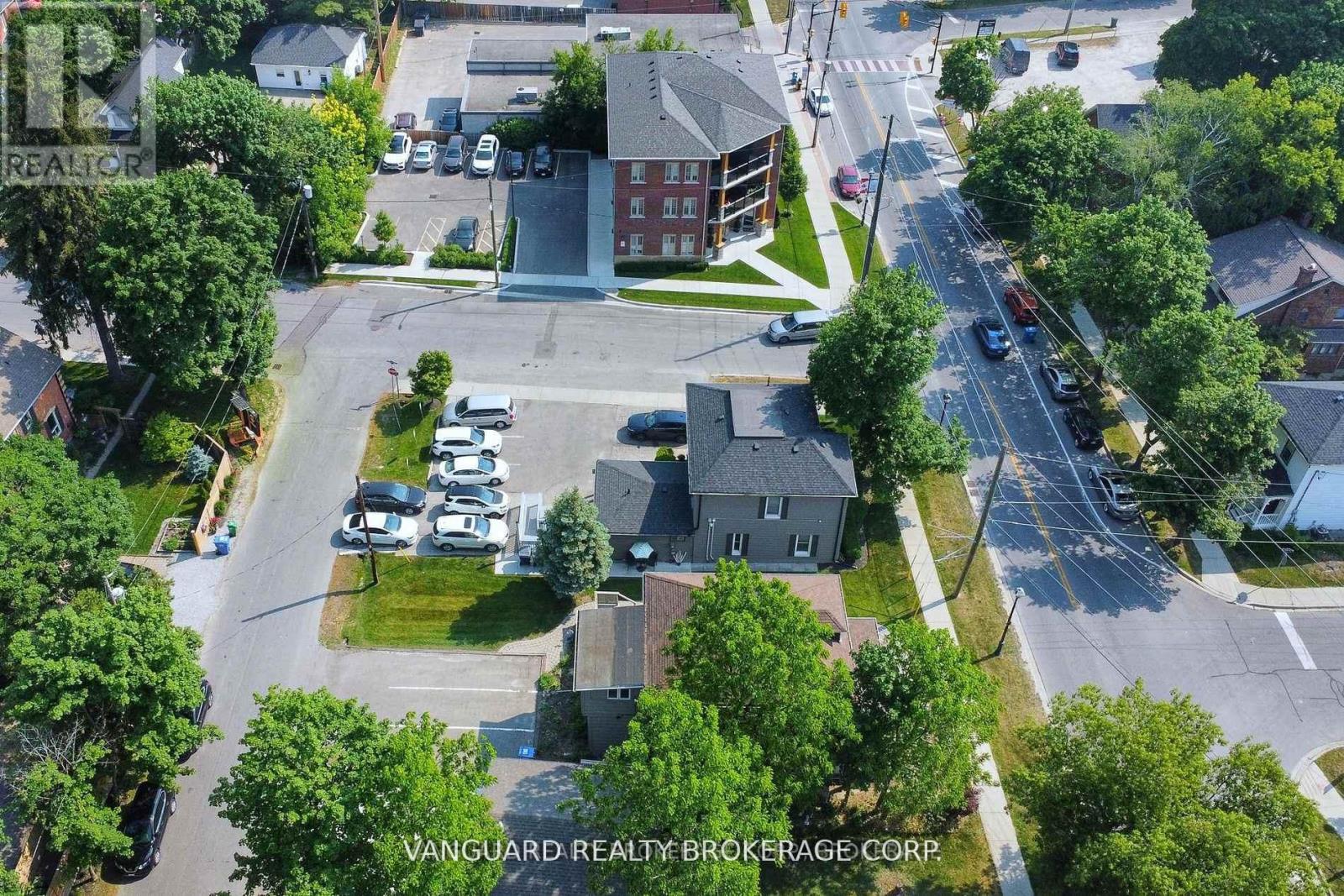 69 King Street W Property Photo 10