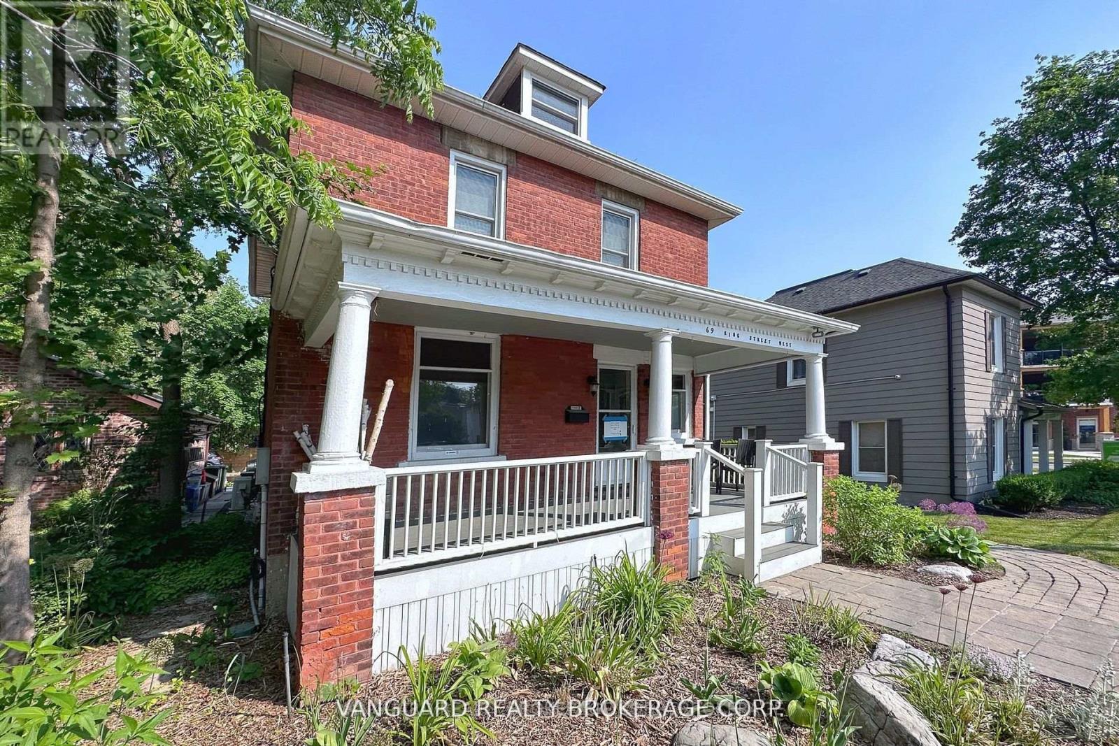 69 King Street W Property Photo 12