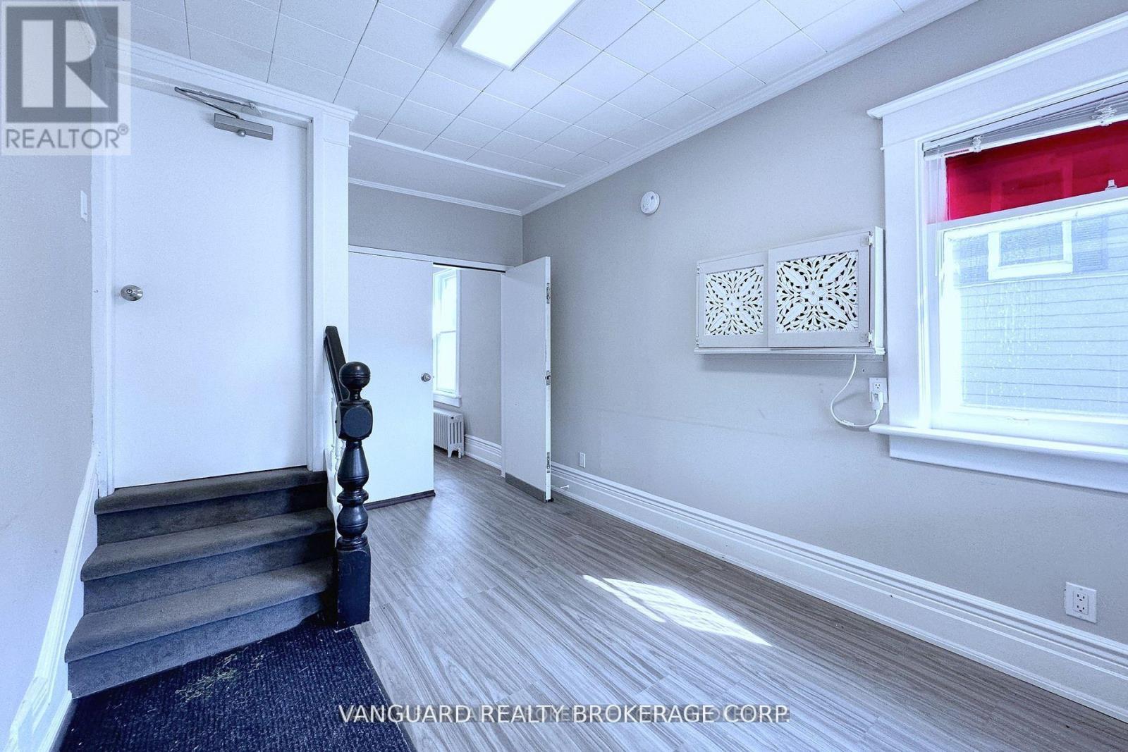 69 King Street W Property Photo 19