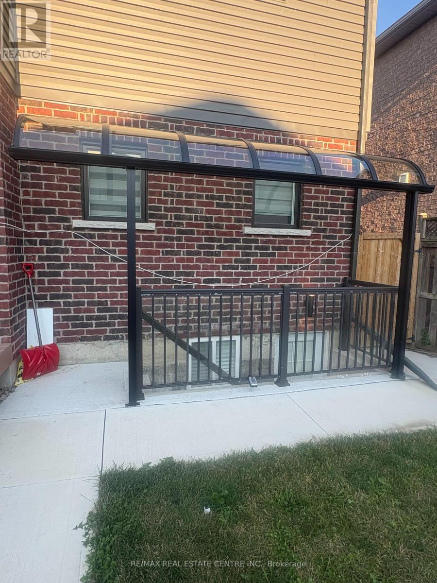 4 CONTINENTAL ROAD W Property Photo 1