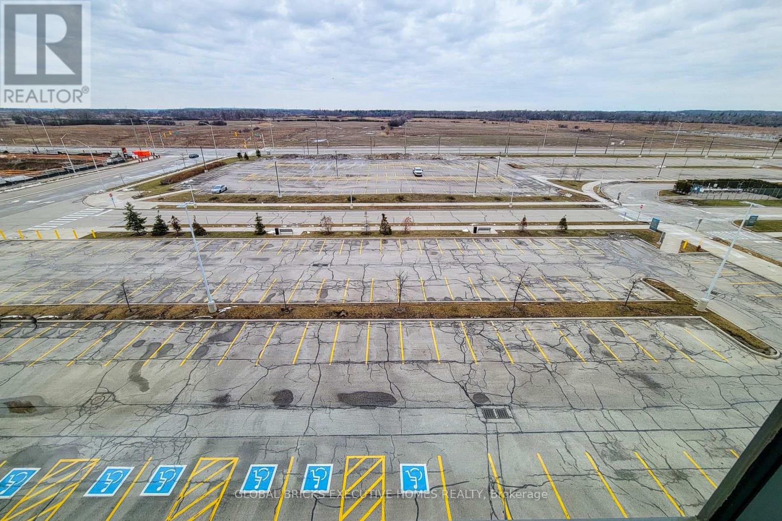 424 - 3075 Hospital Gate Property Photo 6