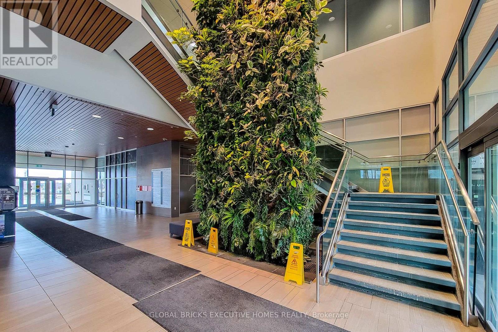 424 - 3075 Hospital Gate Property Photo 8