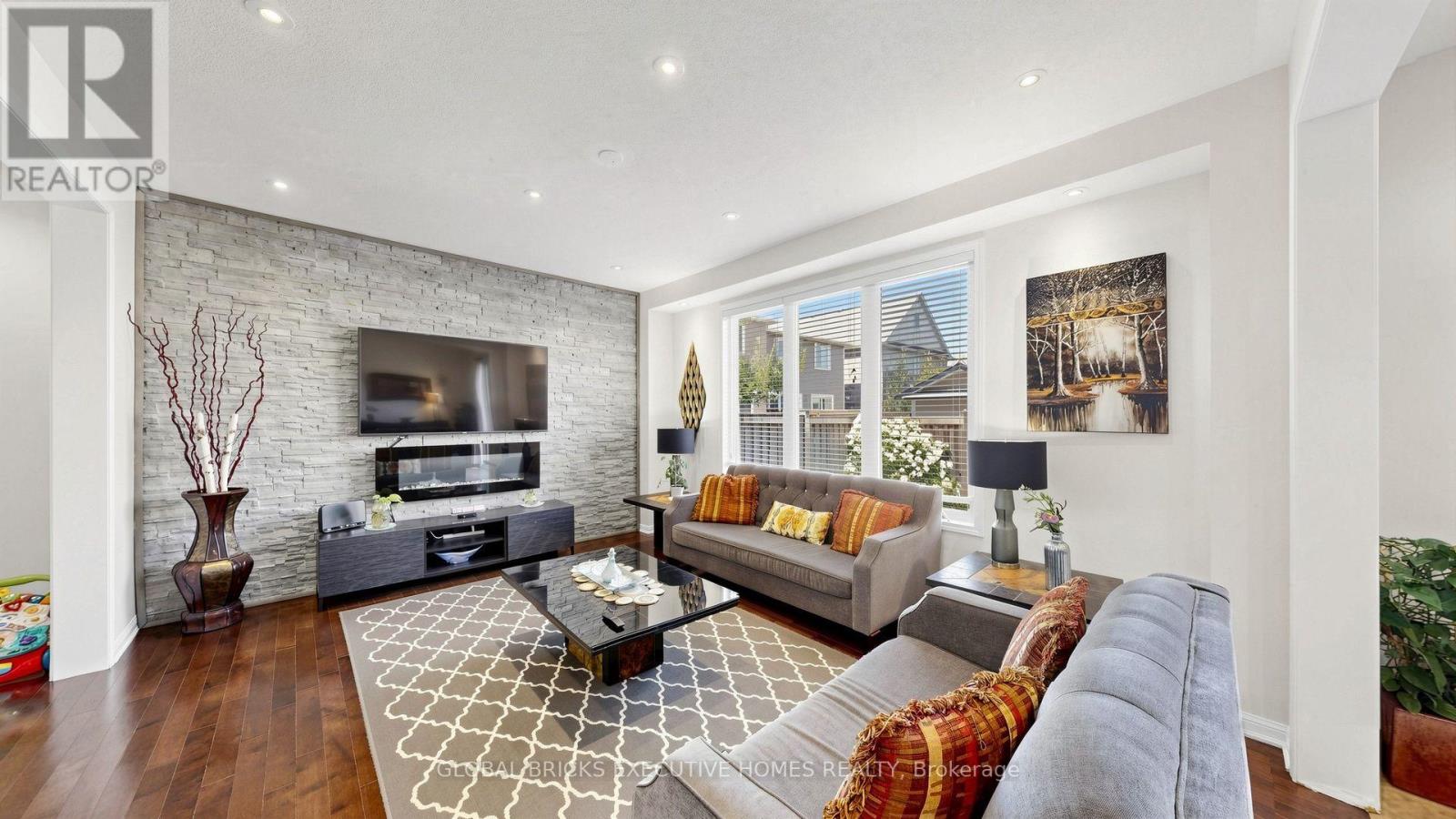 381 Gosford Crescent Property Photo 3