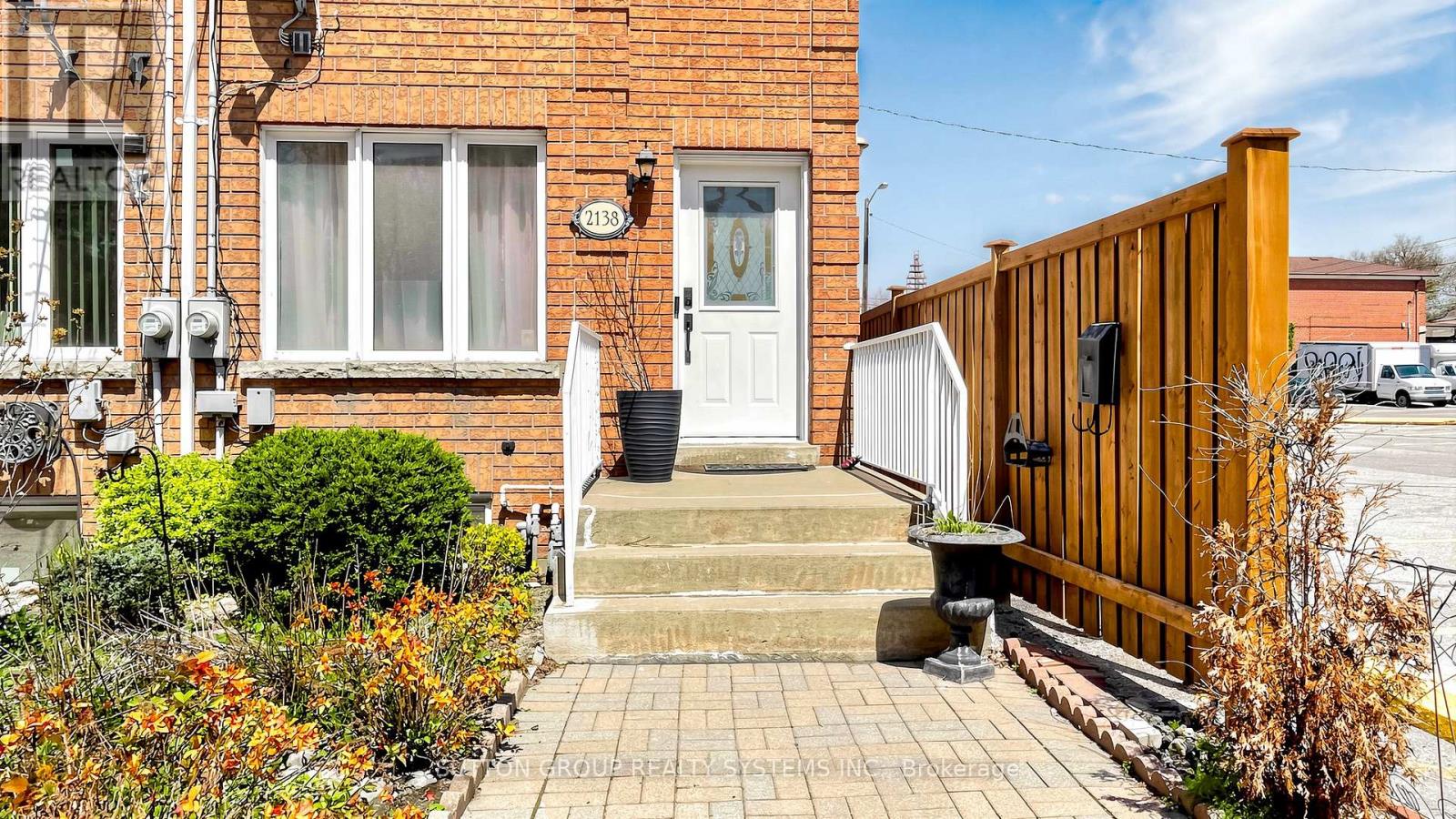 2138 Eglinton Avenue W Property Photo 2