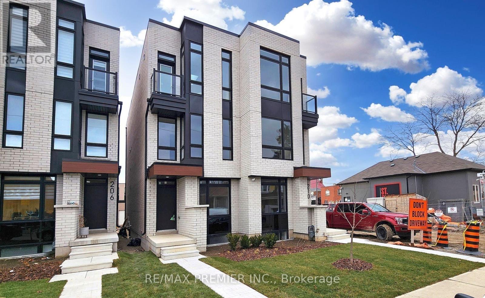 LOWER - 208 MCROBERTS AVENUE W Property Photo 1