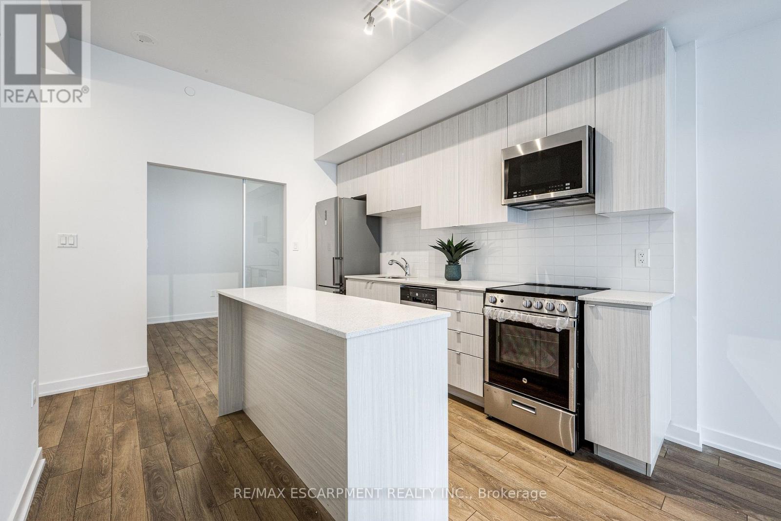 112 - 2433 Dufferin Street Property Photo 8