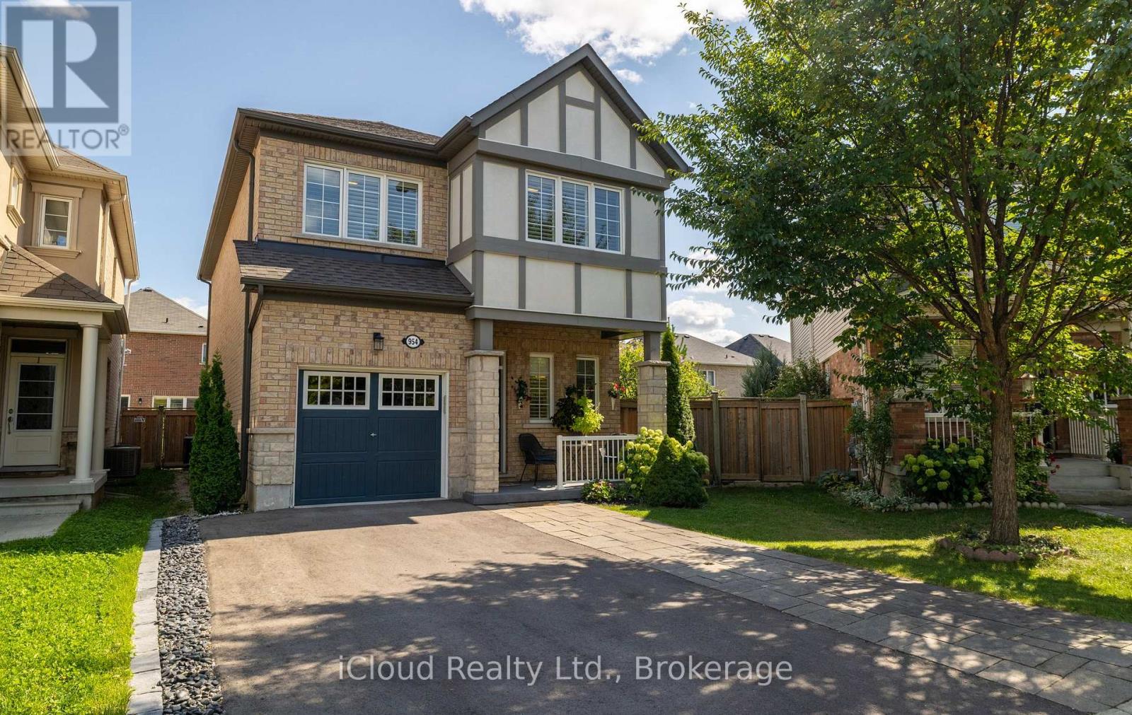 954 Penson Crescent Property Photo 2