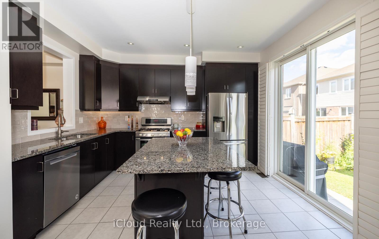 954 Penson Crescent Property Photo 15